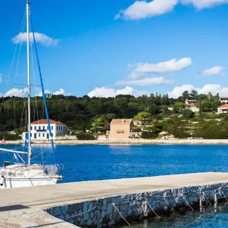 1841 Petrino فيلة